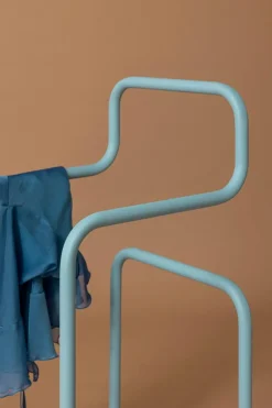 Metallbude Herrendiener James